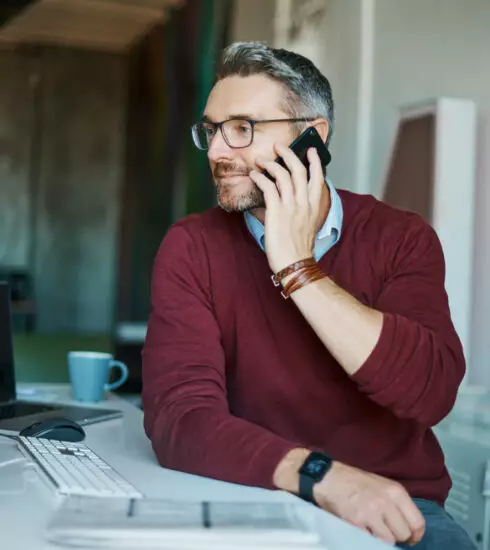 Geschäftsmann telefoniert im Büro – persönliche Beratung und Support im Küchenhandel durch Der Küchenring.