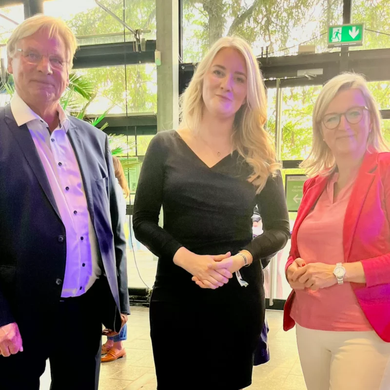 Clarissa Grasnick von Fläming Küchen gemeinsam mit Wirtschaftsministerin Martina Klement und einem Vertreter des Küchenrings beim Gründungspreis Brandenburg 2026.